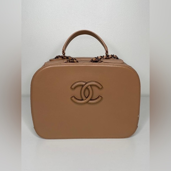 Chanel Coco Curve Vanity – Beige Shiny Calfskin & Goatskin, Antique Gold-Tone Ch - Picture 1 of 12